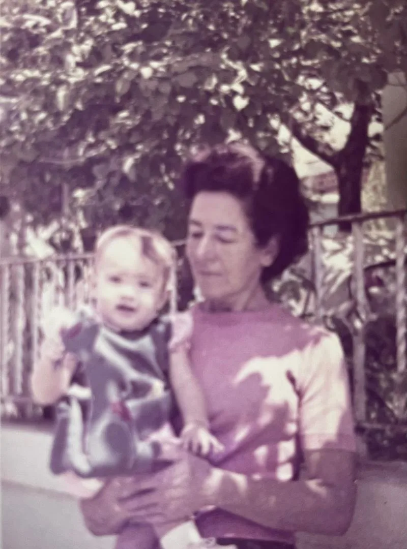 Recuerdo de infancia: una niña en brazos de una mujer