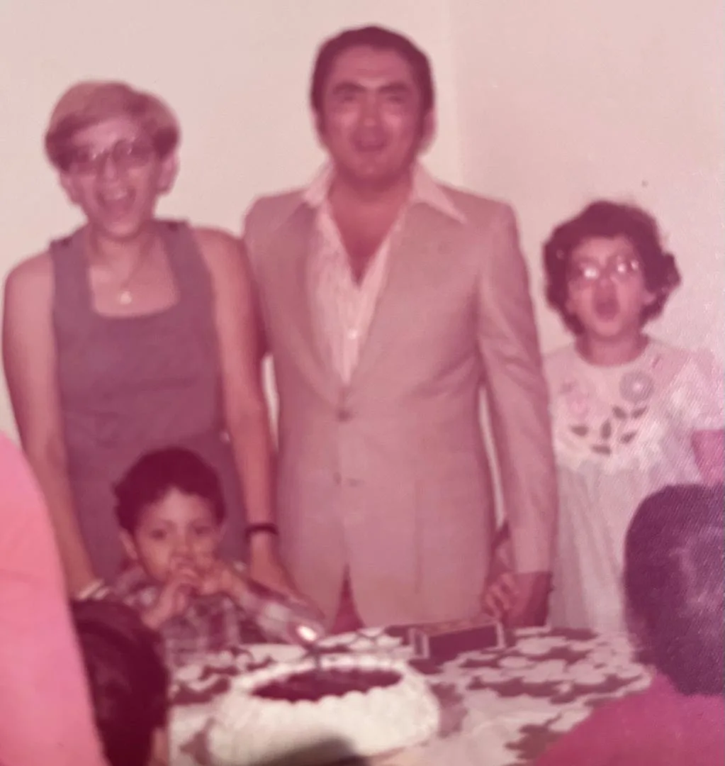Celebración familiar alrededor de una torta de cumpleaños