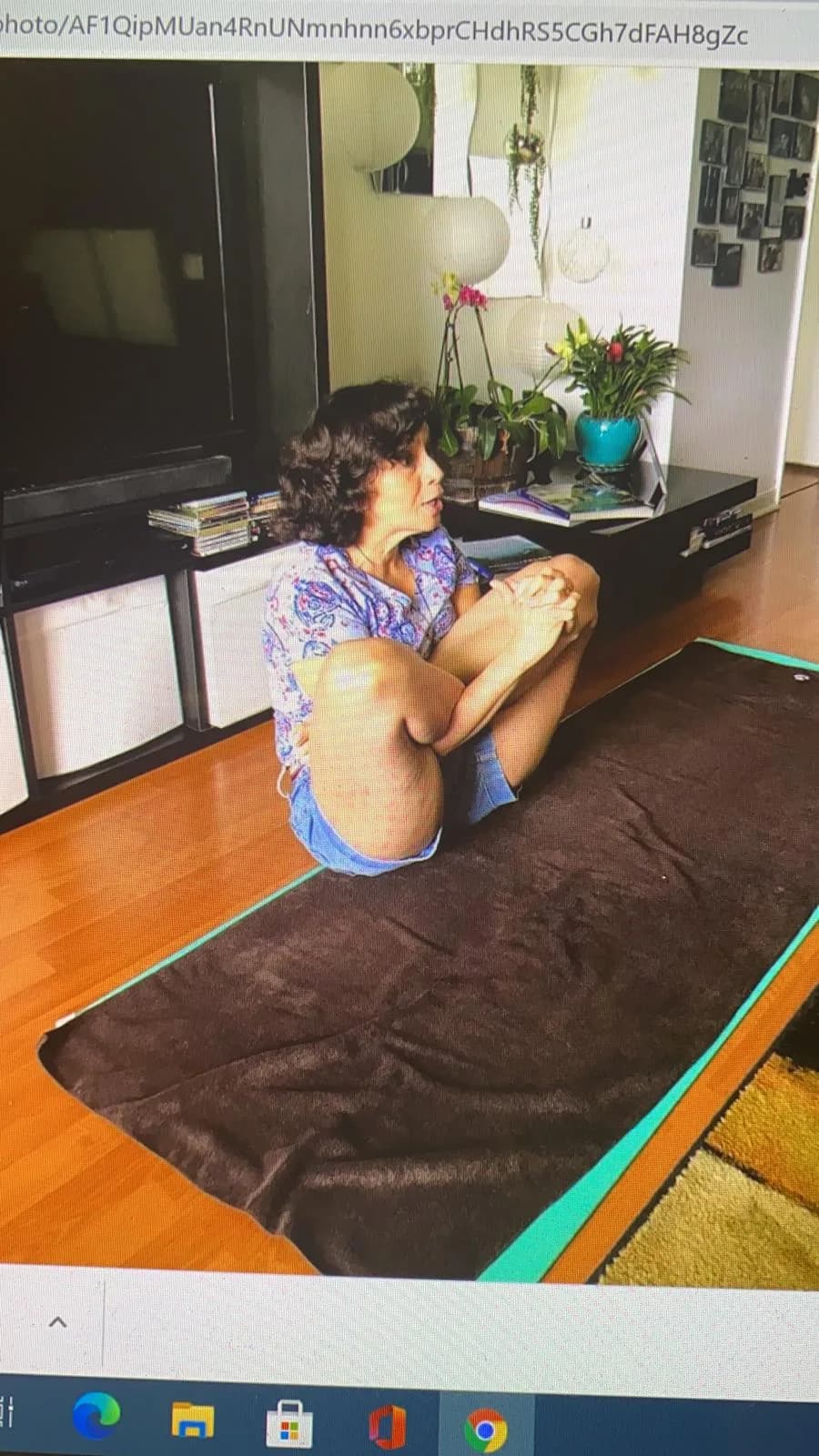 Práctica de yoga sobre una esterilla en casa