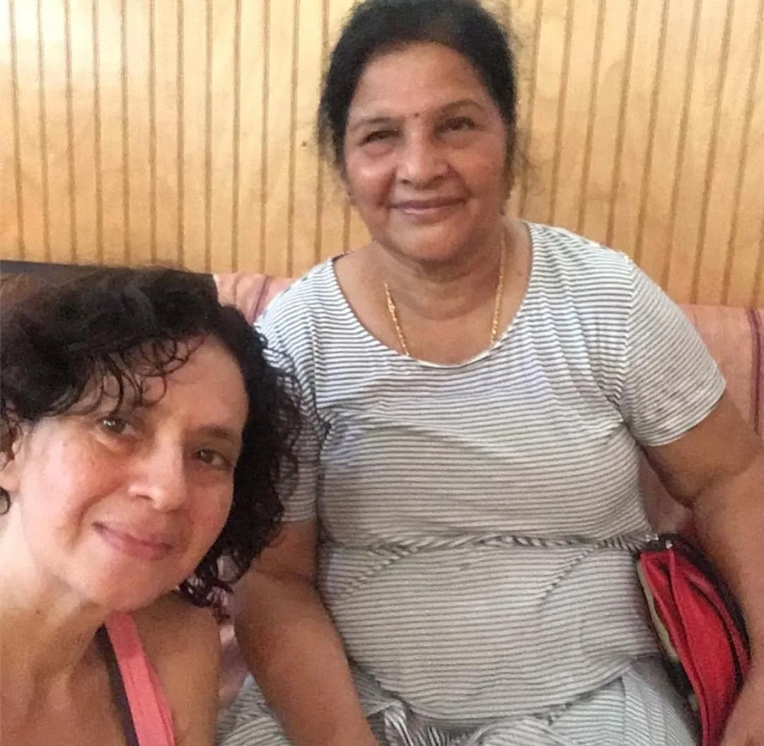 Retrato junto a una maestra durante la formación de yoga